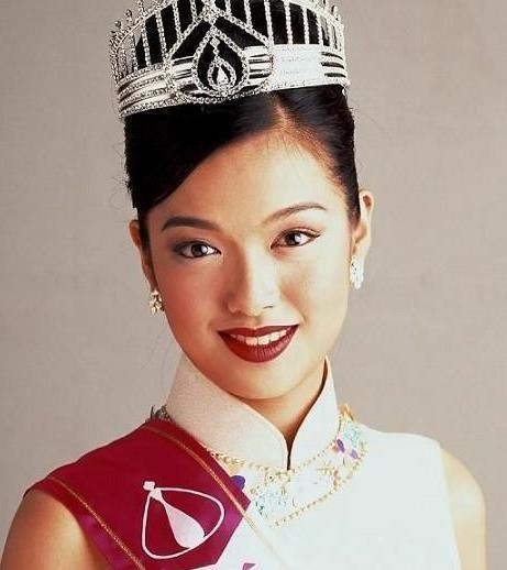 96年的冠军李珊珊在20年后的2016年,为做慈善将皇冠拿出来拍卖,价格约