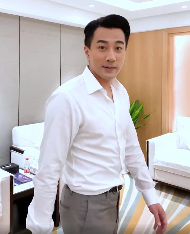 视频中,刘恺威一身商务打扮,身材非常壮硕,但转身却现出了突起的小