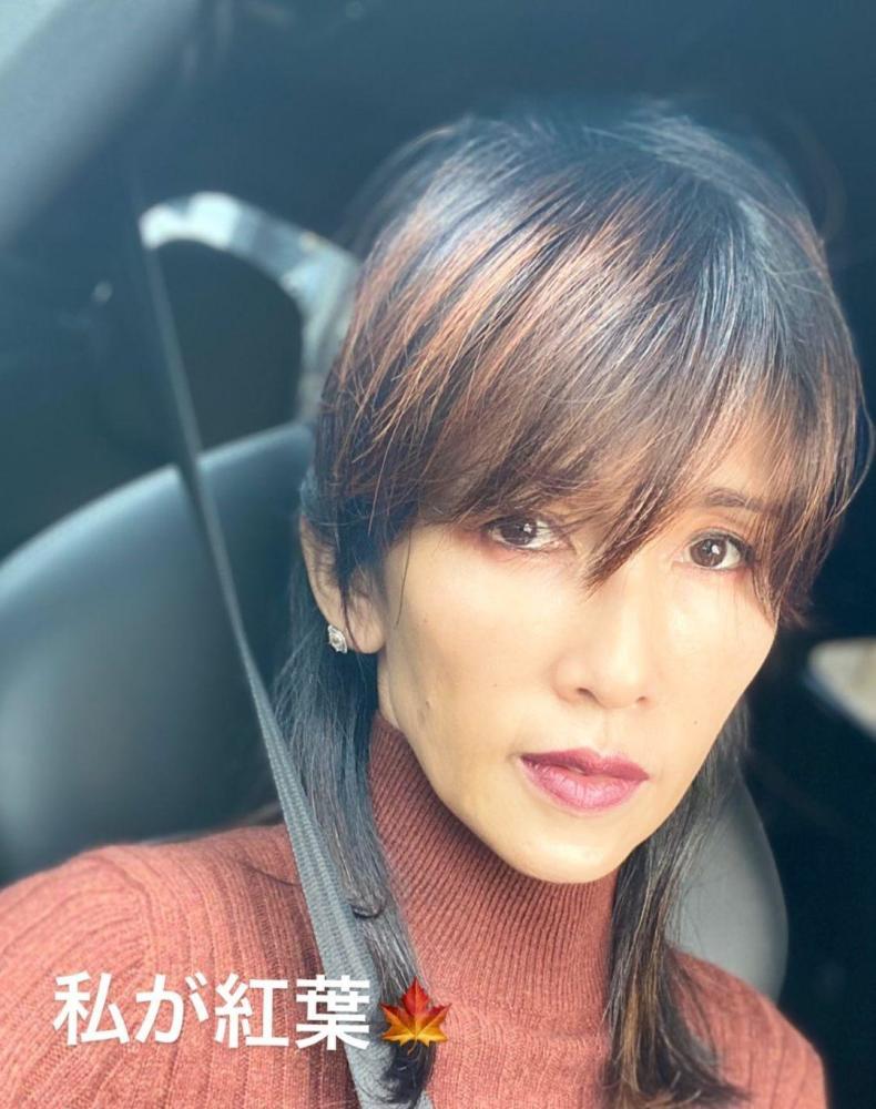 50岁工藤静香直播唱歌,公主头配梅子色口红提气零赘肉,长女新发型显