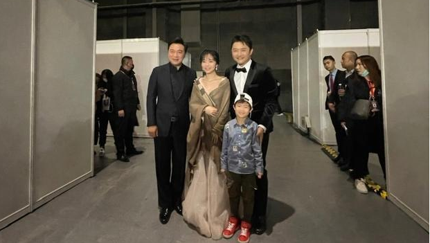 以家人之名主演重聚谭松韵喜上眉梢李爸凌爸摆拍默契十足