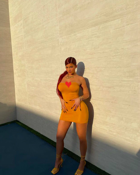 金小妹穿抹胸裙上演致命诱惑傲人上围呼之欲出s型曲线遮不住