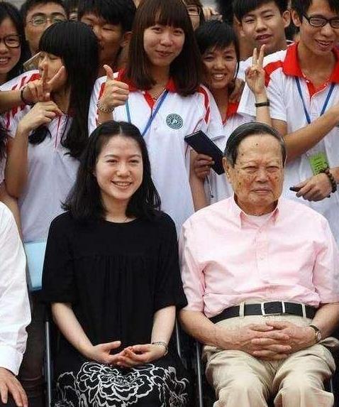 杨振宁带翁帆公开亮相,44岁状态很真实,但穿格子裙显年轻!_腾讯新闻
