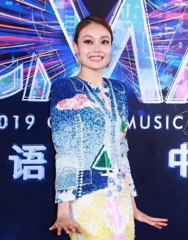 40岁容祖儿红毯被吐槽礼服廉价显胖懒理评价深夜火锅欢乐多