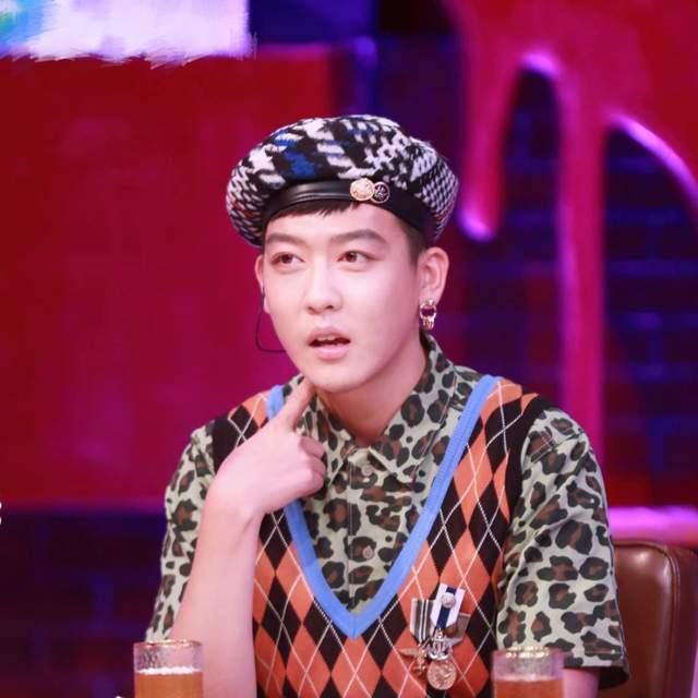 27岁奇葩说选手姜思达出道6年,住北京370平豪宅,娱乐圈这么好赚吗?