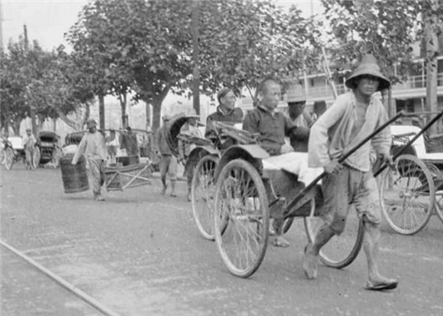 民国黄包车夫有多辛苦?像牲畜风雨无阻地干活,几乎活不过40岁!