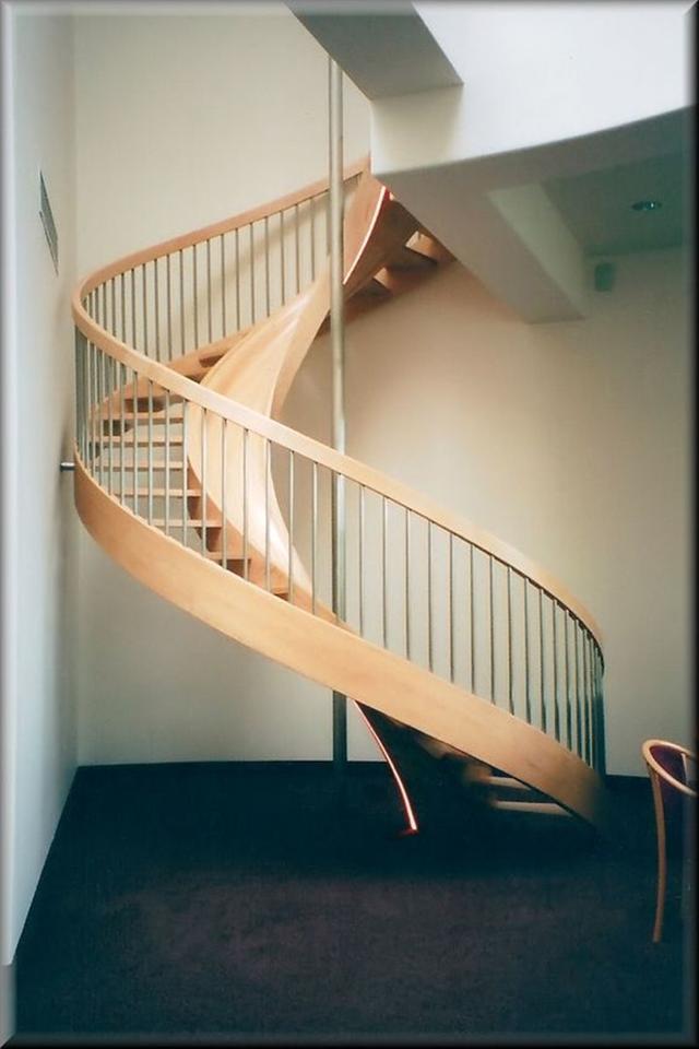 有孩子的家庭都这样装楼梯,下楼不要30秒,一侧装滑梯一半悬空