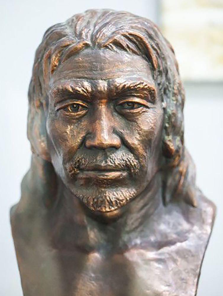 山顶洞人复原像北京周口店山顶洞遗址曾发现百余件装饰品,包括鸡心形