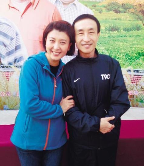 闫学晶晒杀青照,48岁眼角皱纹很明显,赵本山头发花白但气色好!