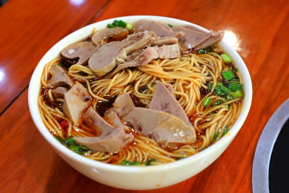 寒意袭来是时候来一碗热腾腾的羊肉面啦