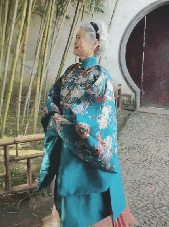 "国色天香"老奶奶走红,穿上明制汉服一刹那,才知古代为啥会有昏君!