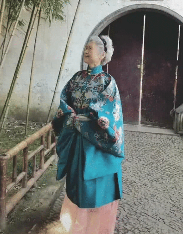 "国色天香"老奶奶走红,穿上明制汉服一刹那,才知古代为啥会有昏君!
