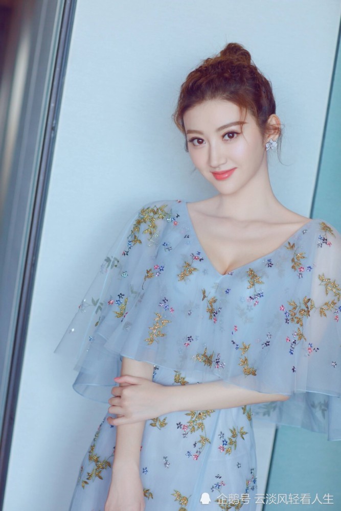 景甜如丝缎般的黑发细长的凤眉美极了