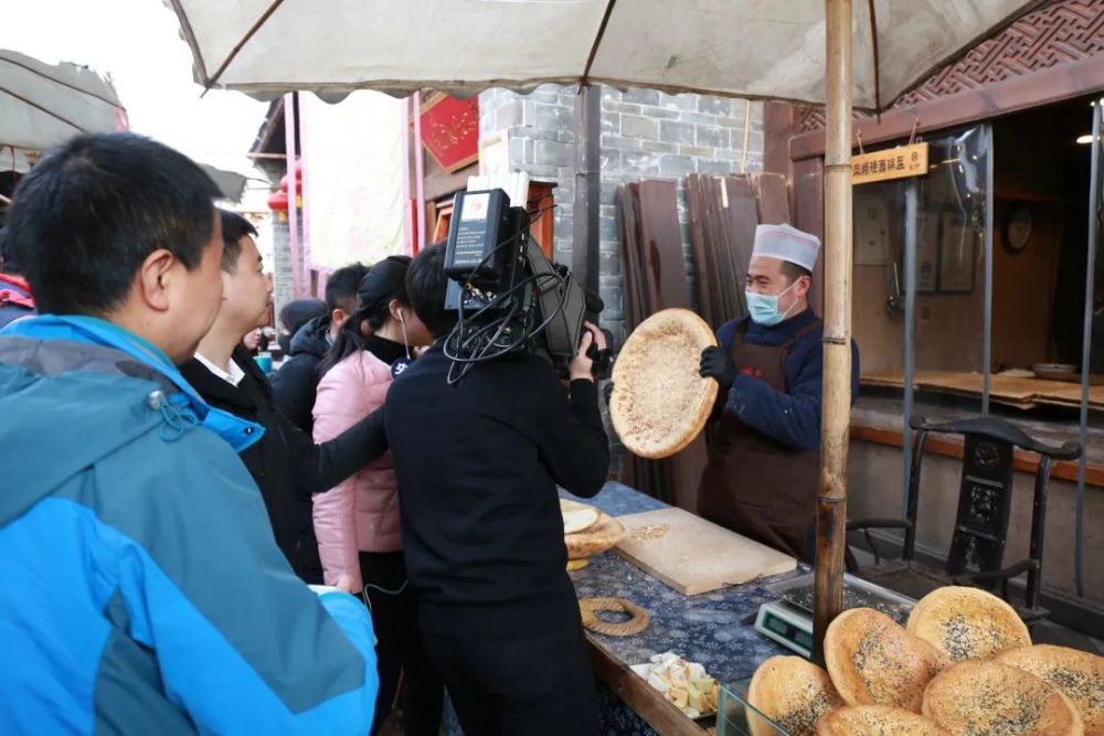 直播中我们邀请到了陕西传统特色手工艺品马勺脸谱传承人—张选武老师