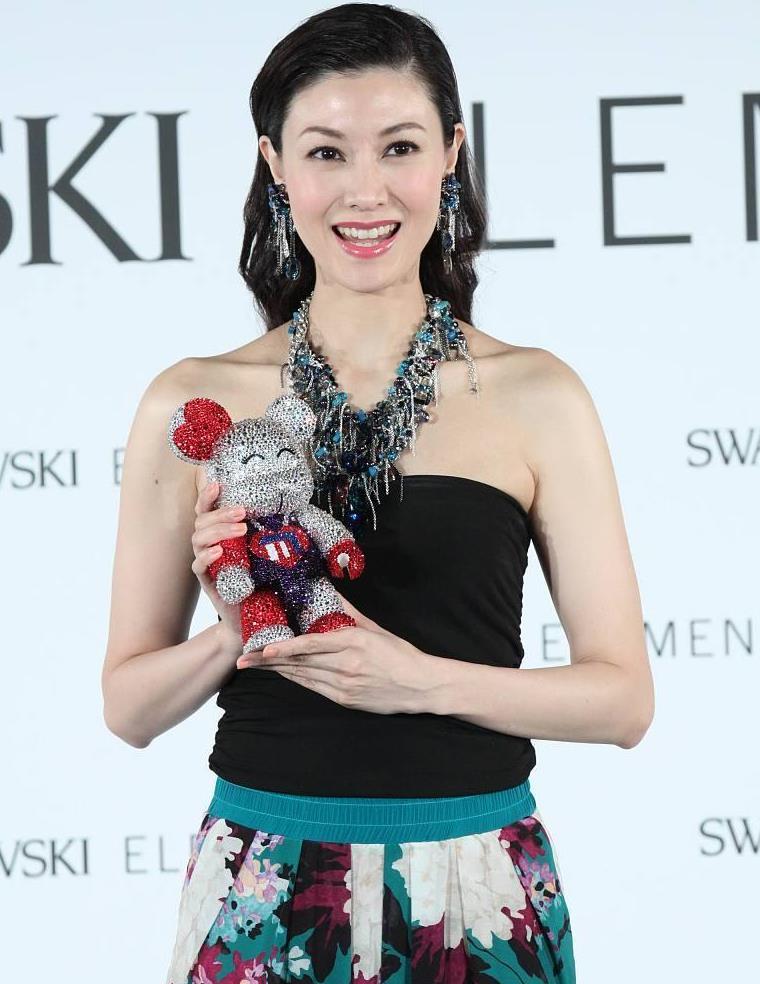 70年的李嘉欣真会穿,黑抹胸配"绿"印花长裤,比礼服裙都显身姿