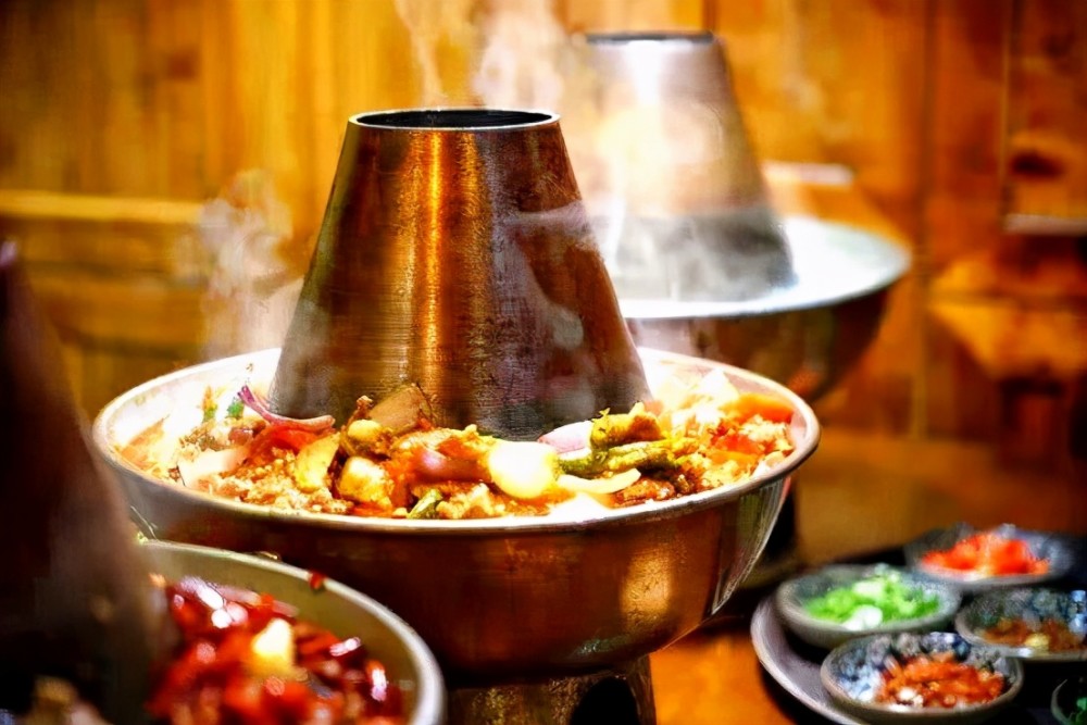 暖锅子扁豆稀饭里舀着游子们剪不断的思乡情,麻花香味中飘着异乡客对