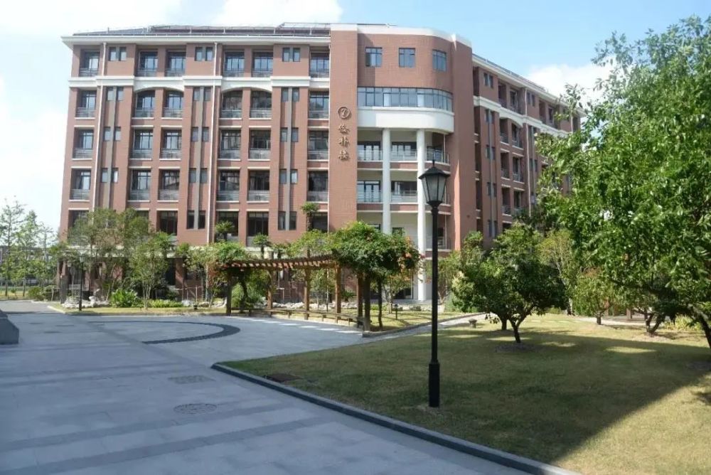 校训丨南洋中学俭朴好学自主求实