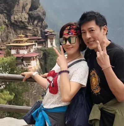 夫妻两为了不变老,坚持26年不吃肉不生子,如今56岁合照不敢认