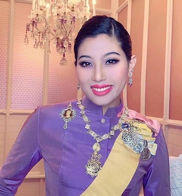 泰王二公主臭美!紫裙配紫眼影土气,当众玩手机笑看王后贵妃争宠