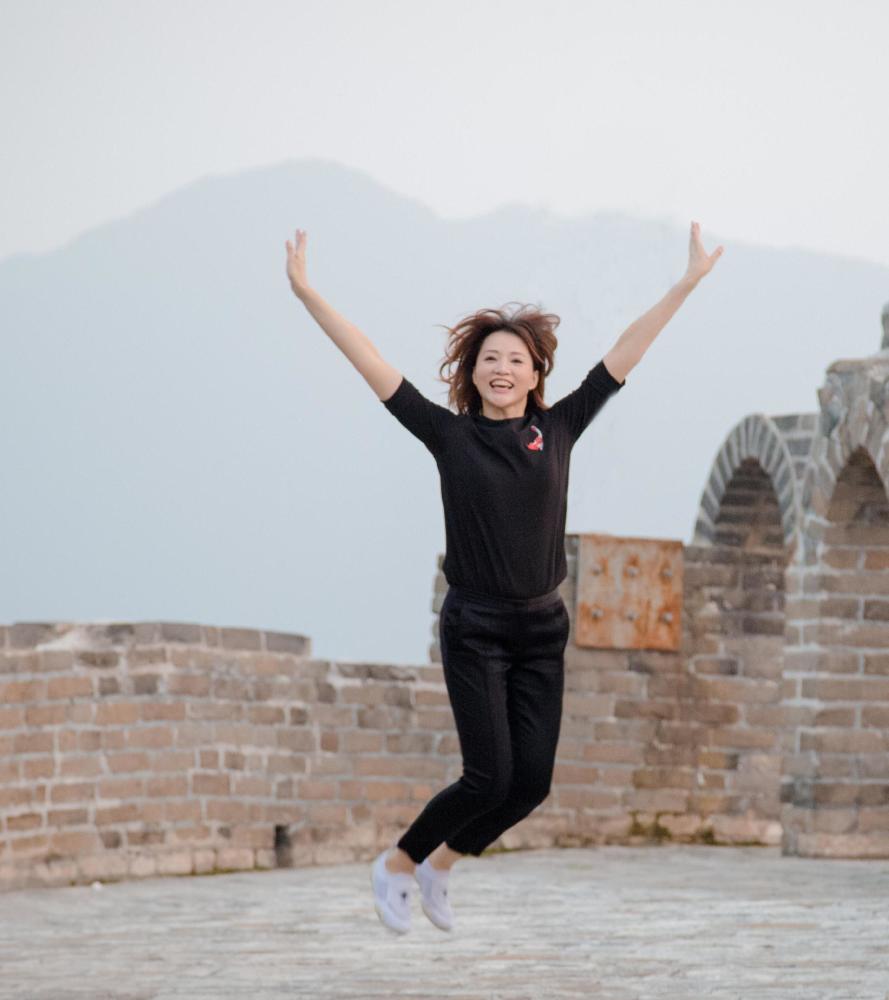 董卿爬长城展露真性情,t恤配西裤休闲优雅,169比例太真实