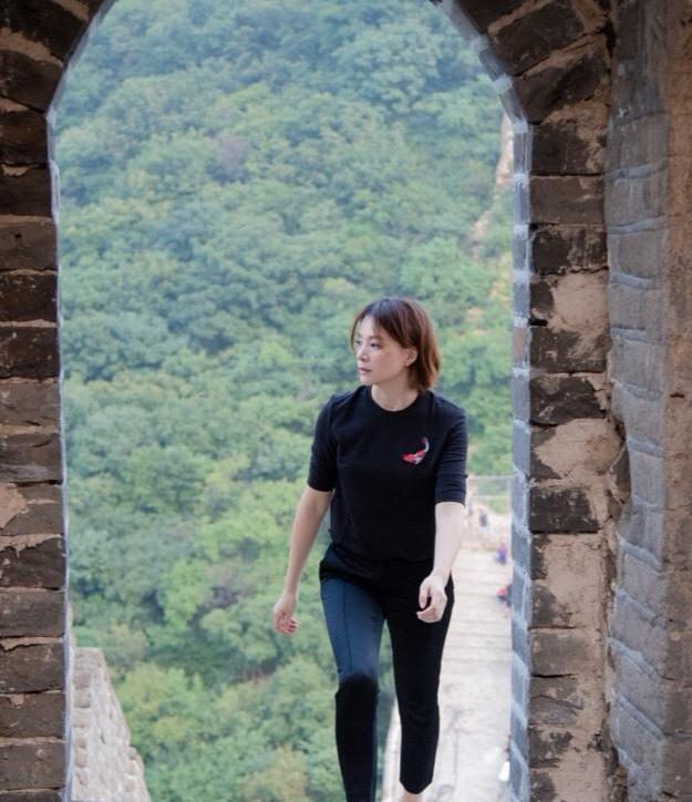 董卿爬长城展露真性情,t恤配西裤休闲优雅,169比例太真实