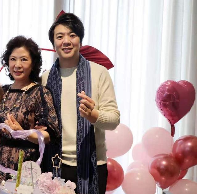 除了郎朗跟吉娜外,亲家也在现场,罕见露面的吉娜爸爸是一个德国人