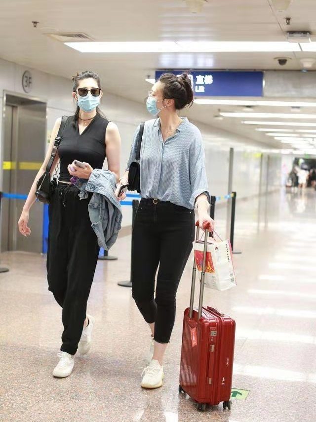 惠若琪和薛明机场照薛明身材更好上围傲挺惠若琪打扮太成熟