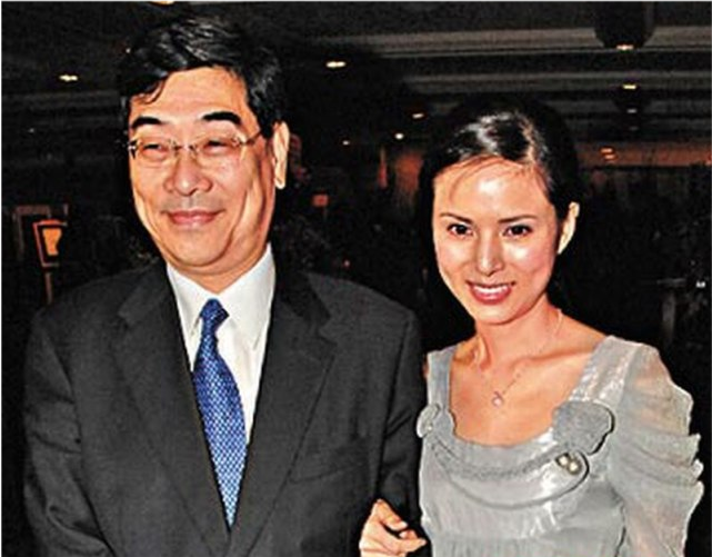 郭应泉认识李若彤之前,曾有过一段婚姻,他与"姑姑"恋爱不久即遭遇金融