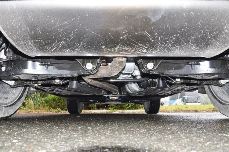 变速箱也由老款的6at升级成了8at,所以新款领克01完全可以看成是换标