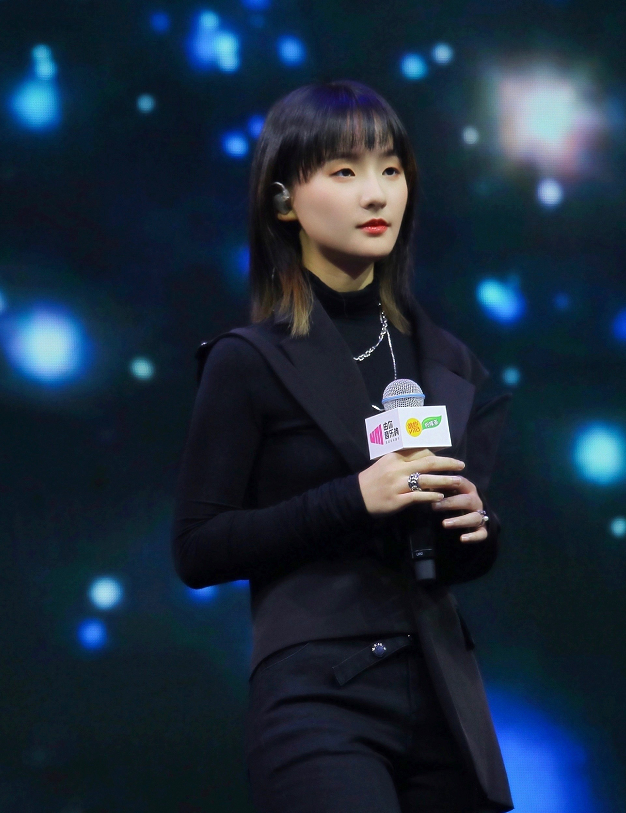 张钰琪参加由你音乐榜热live武汉场 献唱原创 太好听了