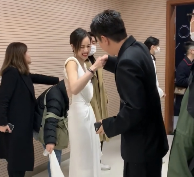 张钧甯偶遇贾乃亮,吐舌头,击拳举止亲密,网友:感觉好般配