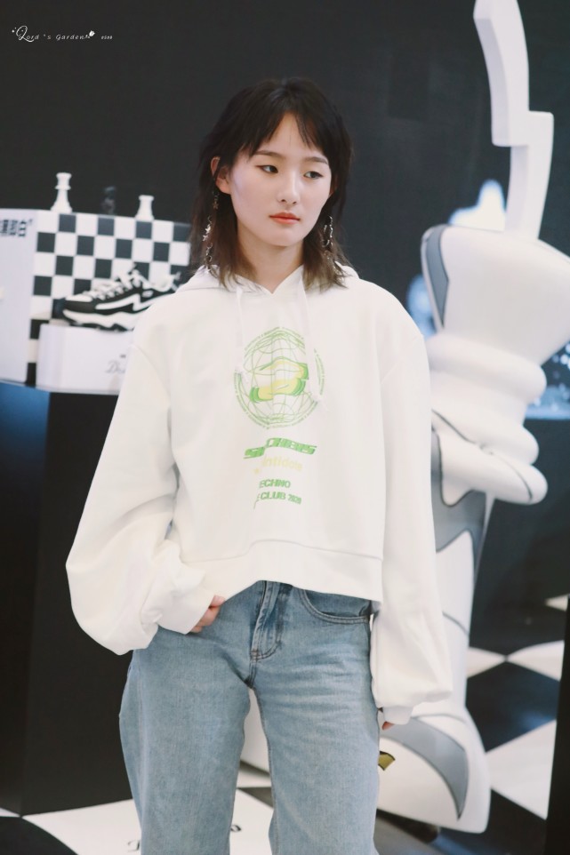 张钰琪现身上海国际潮流文化展清爽发型太吸睛粉丝直呼给造型师加鸡腿