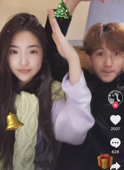 分享不少幸福日常,两个人都喜欢跳舞,刘洲成新女友漂亮性感身材也很好