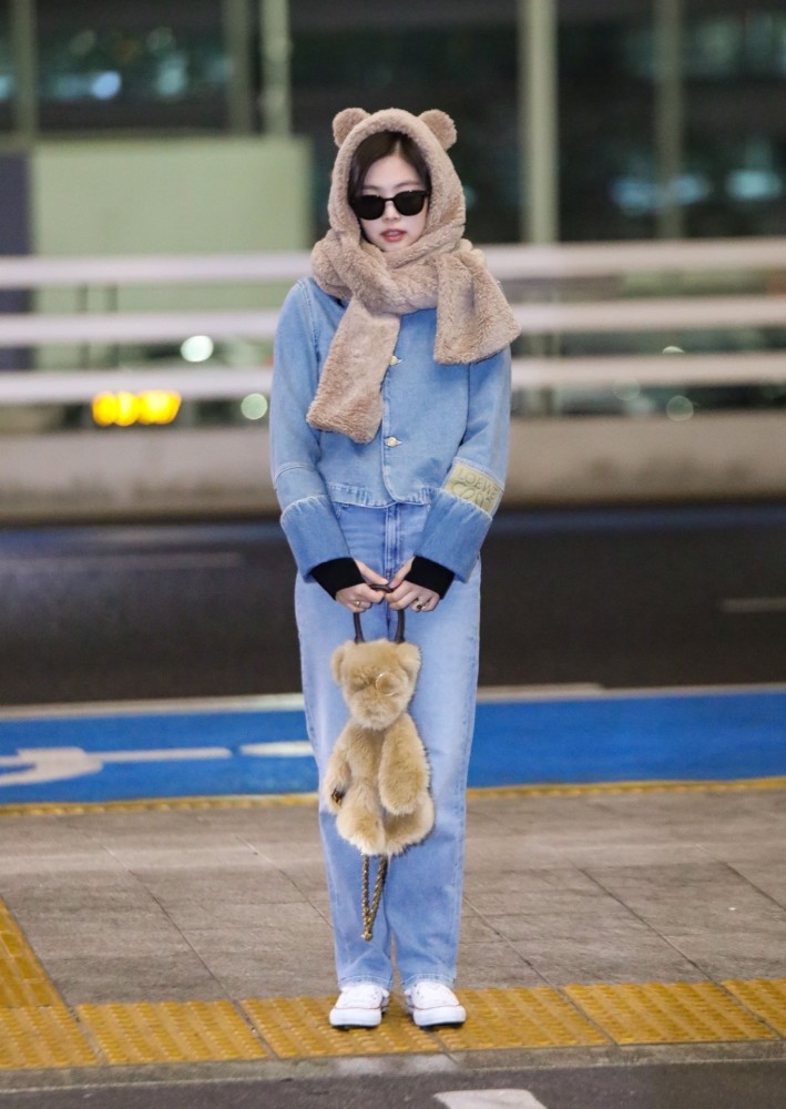 jennie的私服看着简单,其实挺挑人的,就比如这一套衣服,深灰色的内搭