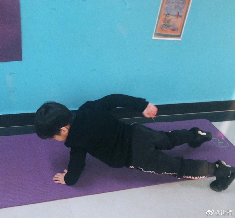 谢楠晒6岁儿子手臂线条