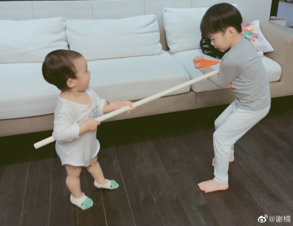 谢楠晒6岁儿子手臂线条