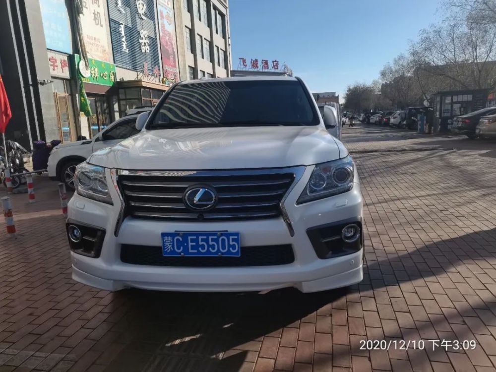 太尴尬乌海一人当街大小便被拍