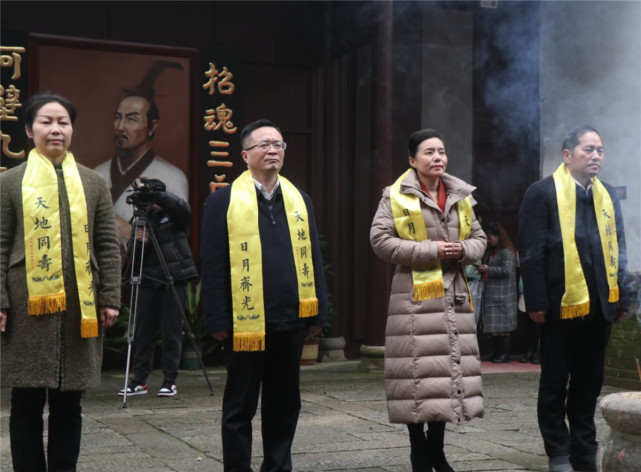 龔琳娜(右二)到屈子祠祭屈,喻文(右三),彭千紅