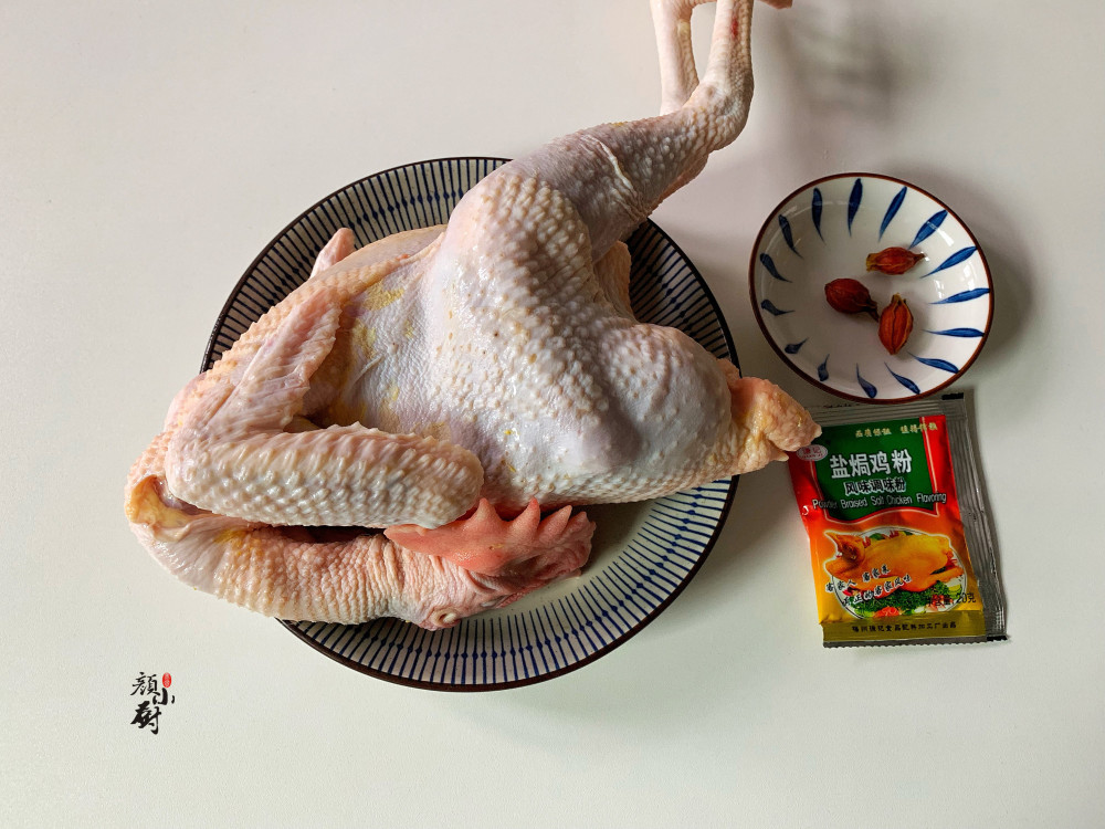 【电饭煲盐焗鸡】 食材:三黄鸡一只,盐焗鸡粉一包,黄栀子3粒,食用油两