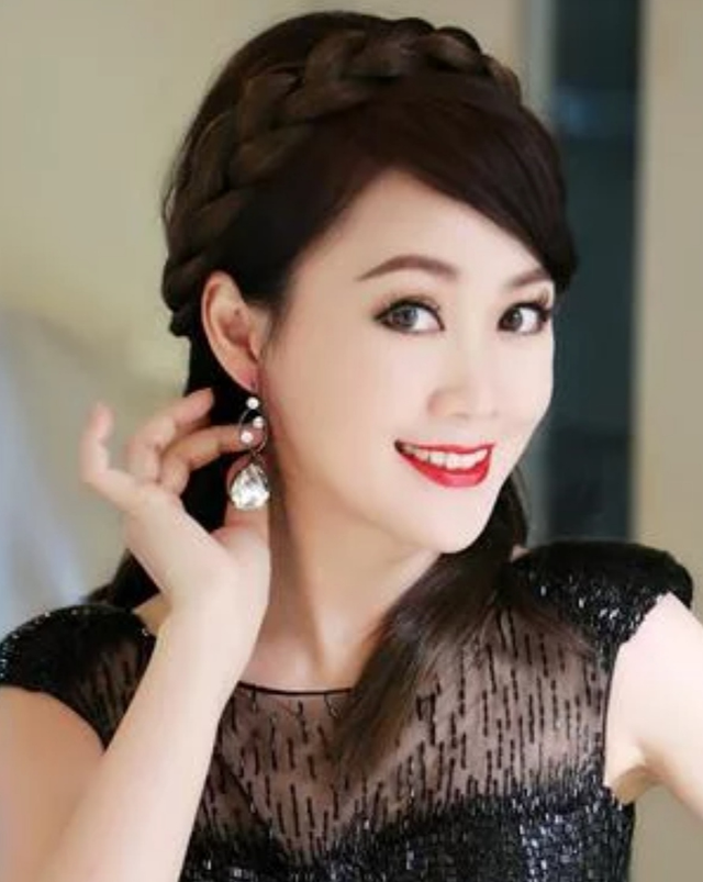 当时,一同获奖的是袁咏仪和翁杏兰,梁小冰站在她们身边并不逊色,反而