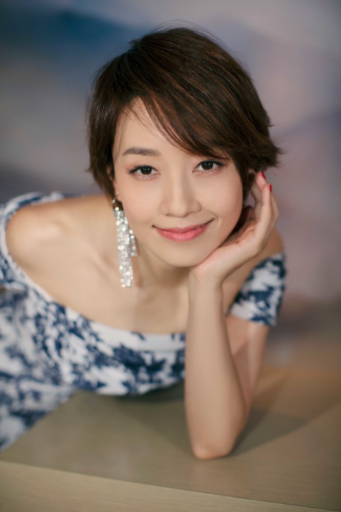 马伊琍亮相2020国剧盛典红毯 青花瓷露肩长裙尽显优雅气质