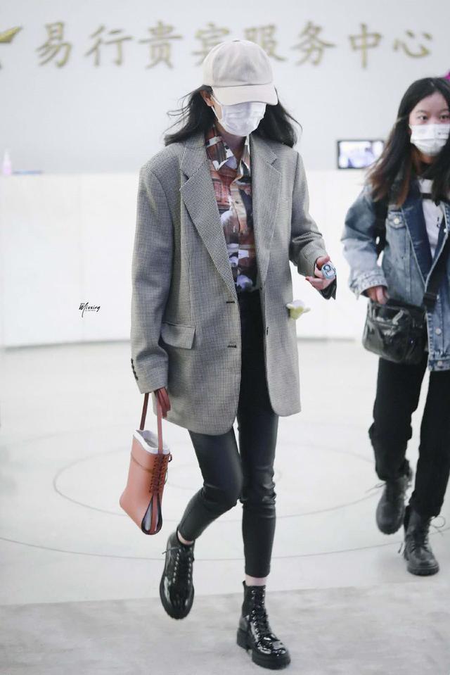 杨幂的脚踝和马丁靴好搭,配上皮裤显得又直又细,不愧是腿精