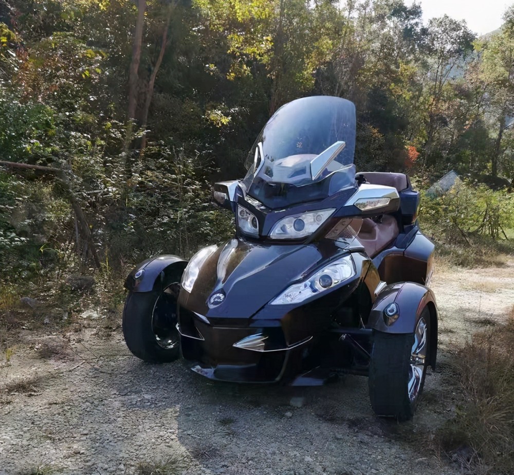 摩托车,当年很多玩车的年轻人都视它为珍宝,可以说就类似于宝马和奔驰