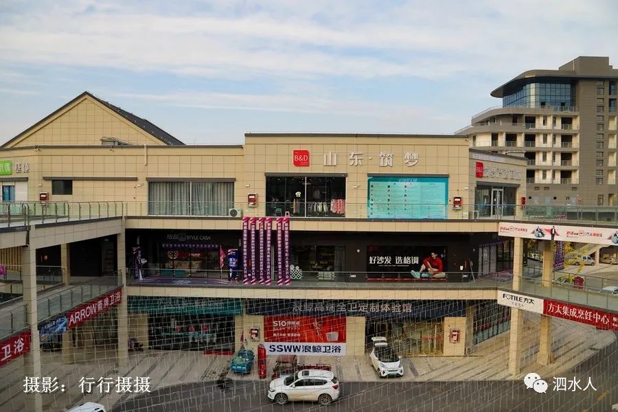 现场实拍电商直播秘籍泗水电商直播网红云集万向城接受专家培训