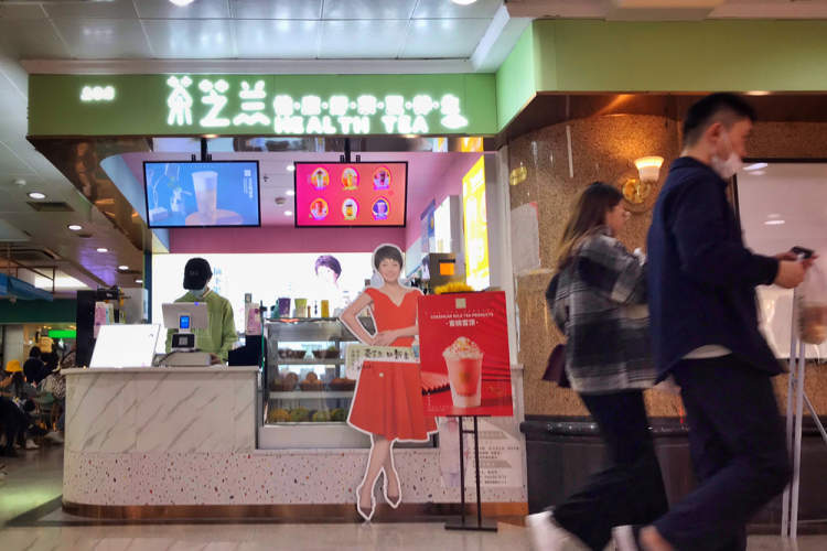 茶芝兰奶茶店雇人排队充场暗访实拍:五个领队同时拉人,建群,拍照,管理