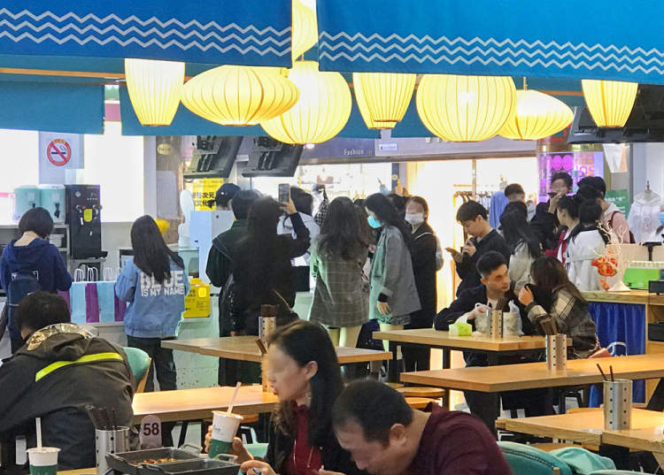 茶芝兰奶茶店雇人排队充场暗访实拍:五个领队同时拉人,建群,拍照,管理