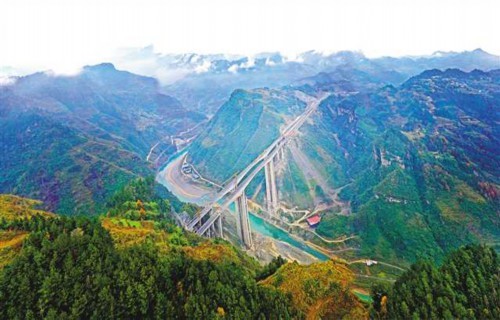 12月12日下午,石(石柱)黔(黔江)高速公路控制性工程郁江河特大桥施工