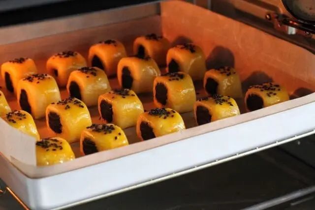 烤箱提前上下火180度预热,将烤盘放进中层烤约20分钟.