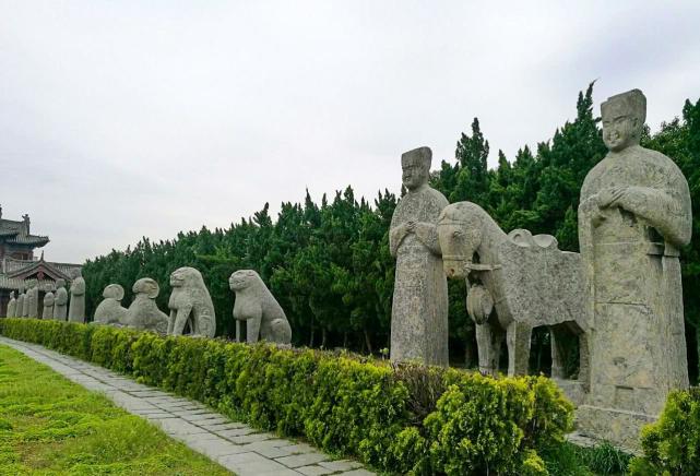 位於市區的永昭陵是第四代皇帝宋仁宗的陵墓,永昭陵規模最大了,現在