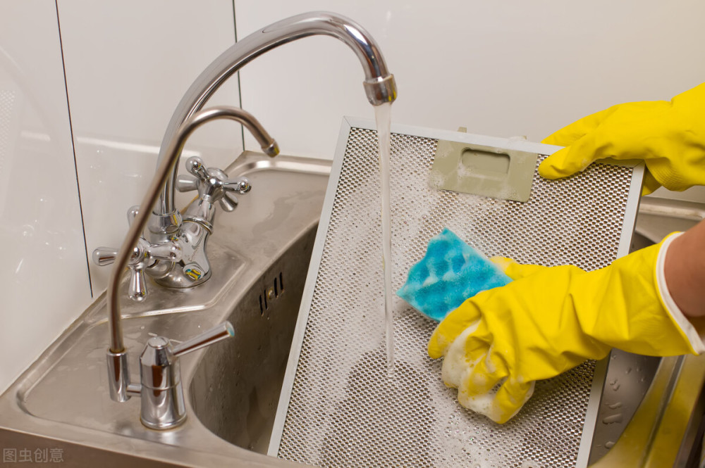 厨房油烟机是自己拆洗还是交给专业人士清洗?