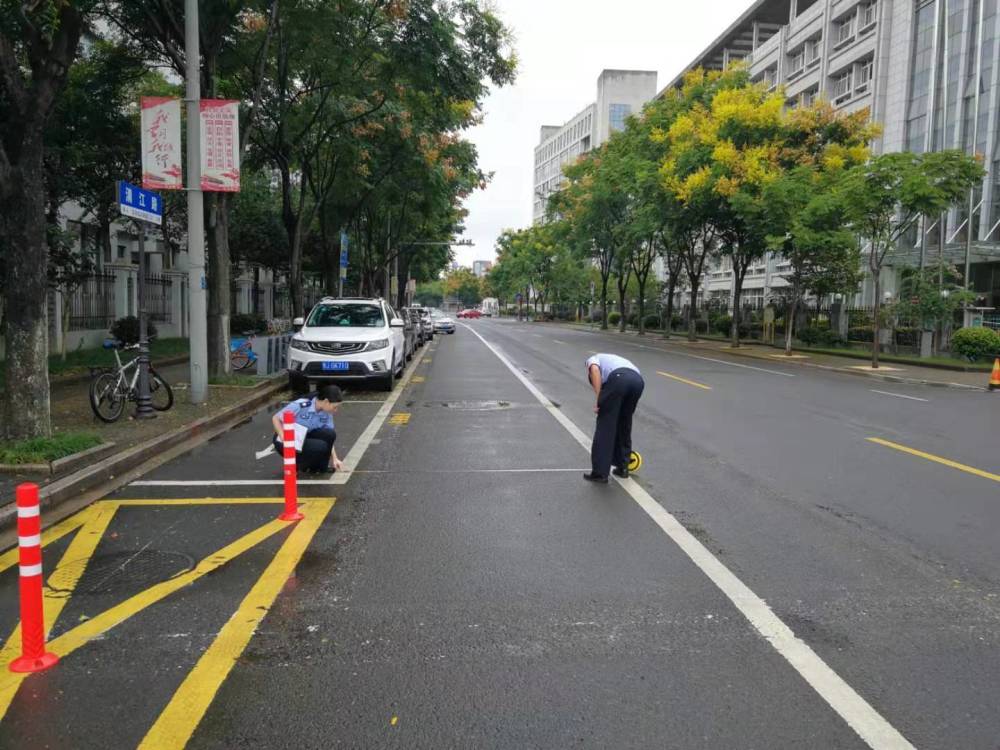 交警进社区踏勘交通问题"我们社区的道路交通大变样了!